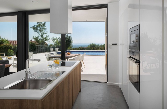 Contemporary villa Mariva, heated pool, beautiful sea view,peaceful location