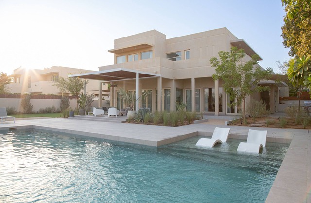 Contemporary villa with swimming pool and superb garden-15mn from Mall of the Emirates