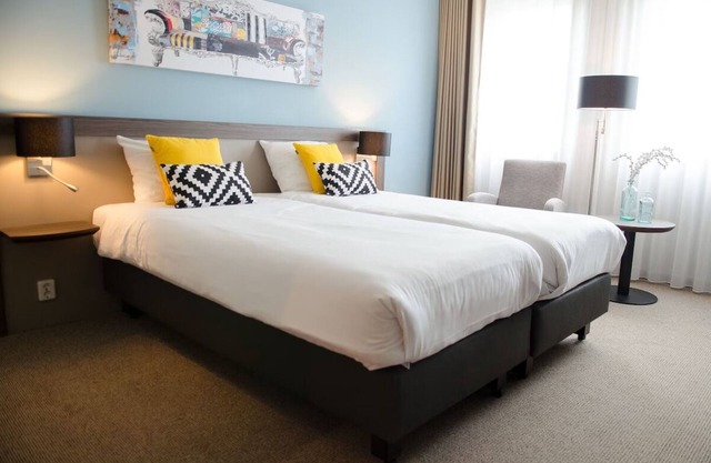 Convenient City Stay for Outdoor & Urban Fun! Onsite Dining!