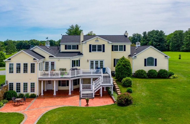 Convenient Upscale Apartment on Horse Farm! Minutes to everything!