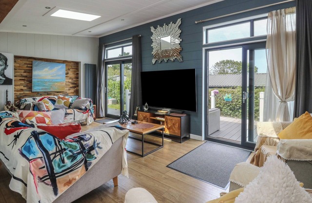 COOGEE VIEW, pet friendly, with pool in New Quay