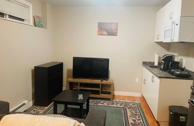 Cool and Calm neighbourhood. Minutes away from everything. groceries, you want