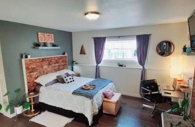 Cool & cozy city retreat -15 min drive to Seattle!