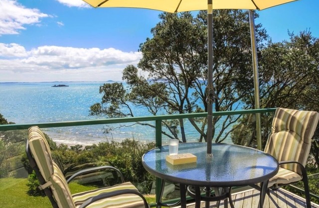Coopers Beach Retreat-Tui cottage, a modern kiwi beachfront bach. Pet Friendly