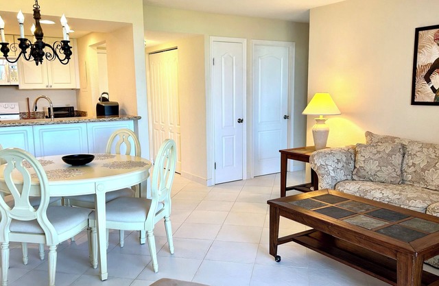 Coral Beach Condo w Ocean View 1 Bdr Sleeps 4n