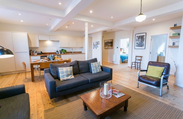 Coron - a dog that sleeps 6 guests in 3 bedrooms