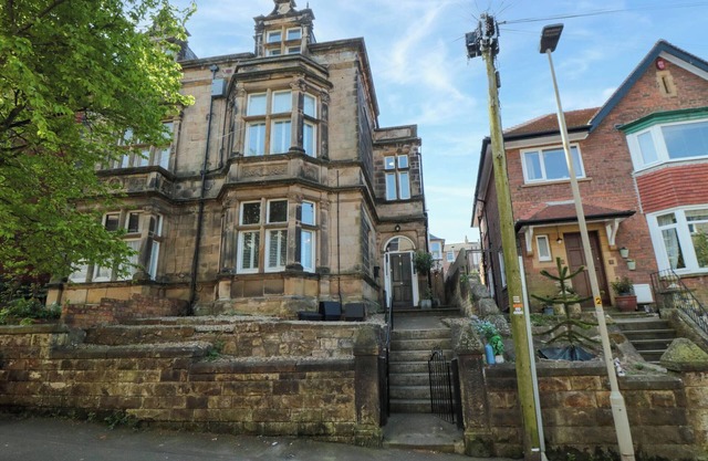 CORONATION HOUSE, pet friendly, with hot tub in Scarborough