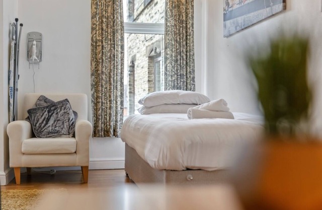 Cosy 1-bed house in Cleckheaton, 1 ml from M606, for contractors Longer Stays