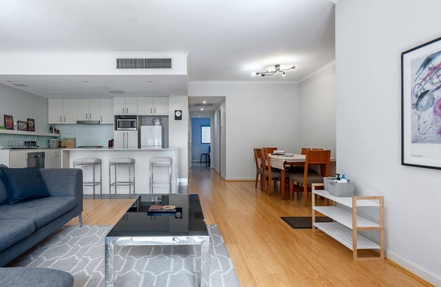 Cosy 2-Bed in Redfern with Terrace & Parking