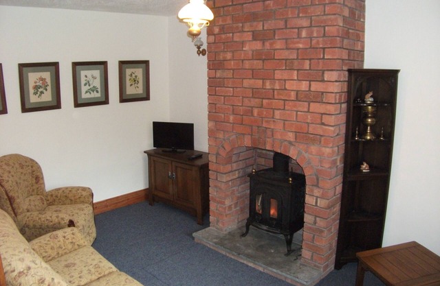 COSY 2 BEDROOM COUNTRY COTTAGE ON NON WORKING FARM