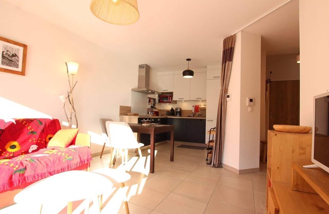 Cosy 2-Room Apartment in Briançon, Terrace, 4 Guests, WiFi, Parking, 3-Star Rating
