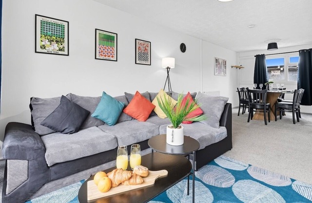 Cosy 3-Bed Home near Birchwood Business Park
