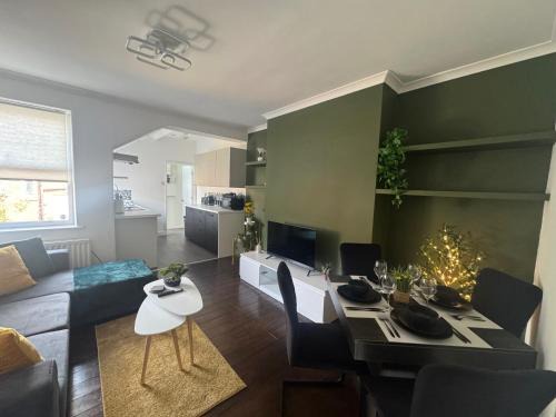 Cosy 3 Bedroom Apartment in Newcastle