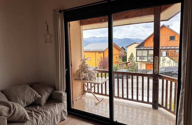 Cosy 4/6-person chalet with fireplace. Breathtaking view Mountains