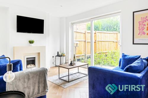 Cosy 4BR Home - Near City Hospital, Sherwood, Clinton Market, QMC & City Centre - Sleeps 8