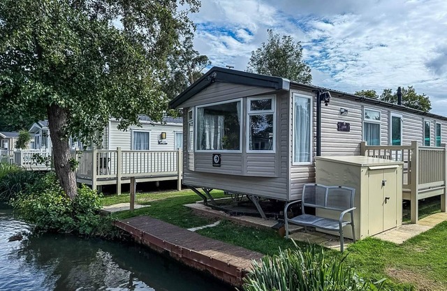 Cosy 8 berth caravan with decking and lake-views at Weeley Bridge ref 69001LV