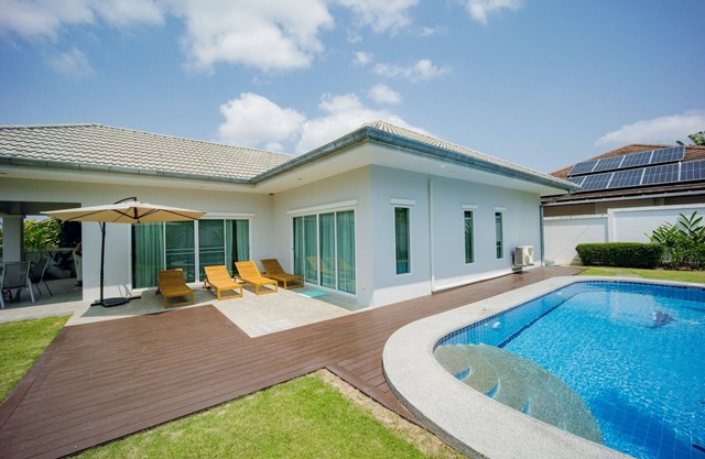Cosy and relaxing pool villa, 10 min to the beach and shopping. Family friendly.