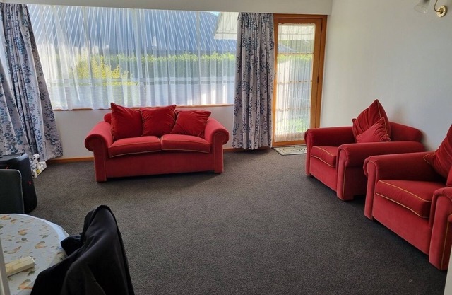 Cosy and Warm. Centrally located to all Invercargill has to offer.