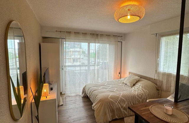 Cosy apartment with balcony + parking - quiet 2 steps from downtown