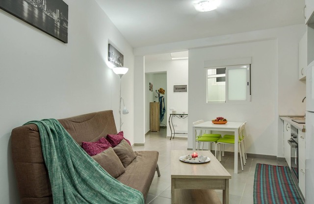 Cosy Apartment “1B SRV” close to the Sea with Wi-Fi & Fans
