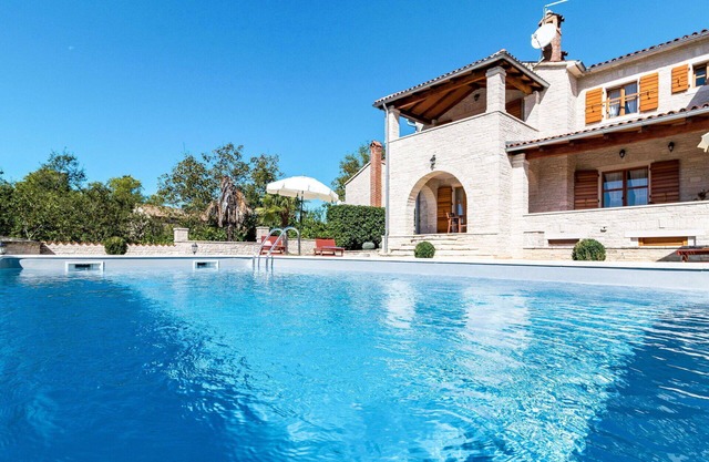 Cosy apartment for 4 people with pool, WIFI, A/C, TV, terrace and pets allowed