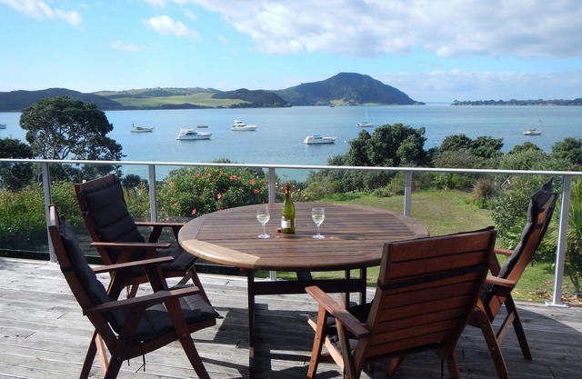 Cosy bach overlooking stunning Houhora harbour