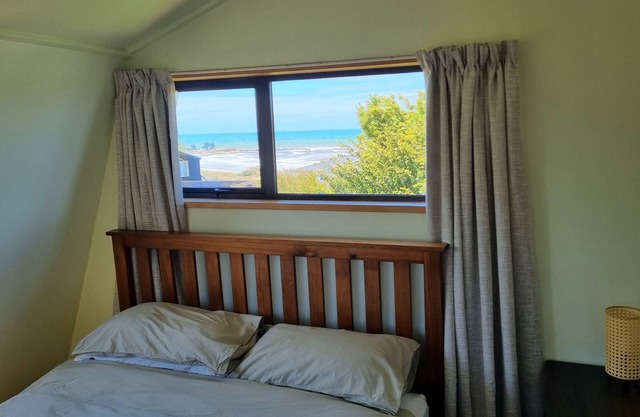 Cosy bach with Kakanui mountain and sea views.
