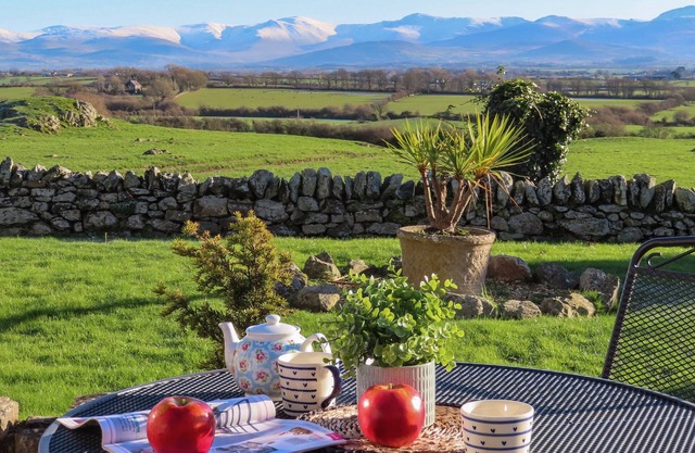 COSY BARN, family friendly, with open fire in Llangaffo