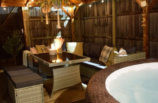 Cosy Barn with Hot Tub in Hertfordshire