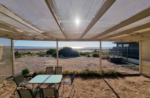 Cosy beach-front shack with easy access to everything Port Broughton offers.