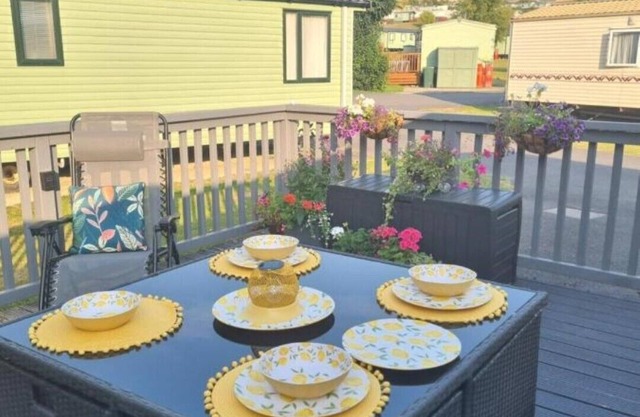 Cosy caravan on championship golf course, ideal for a relaxing break