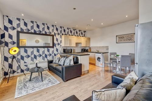 Cosy Central 2-Bed Flat City View & Parking
