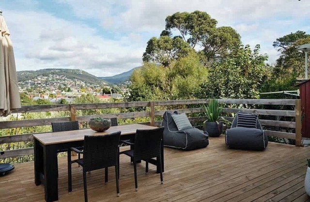 Cosy, central apartment with large sunny deck