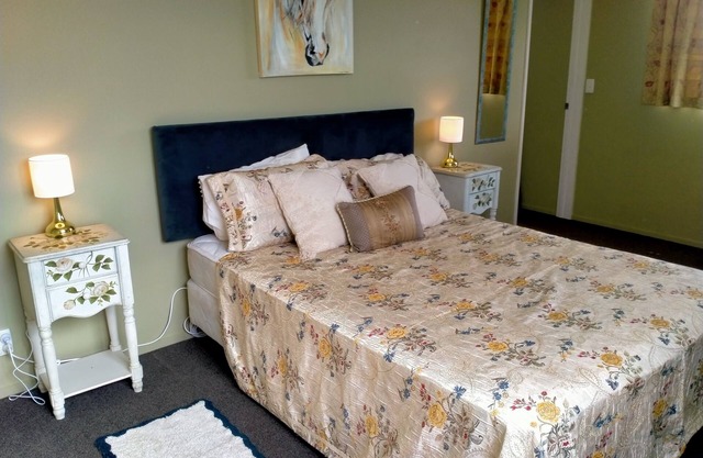 Cosy comfortable, peaceful retreat, 30 mins from Christchurch Airport