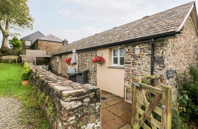 COSY COTTAGE, pet friendly, character holiday cottage in Lifton