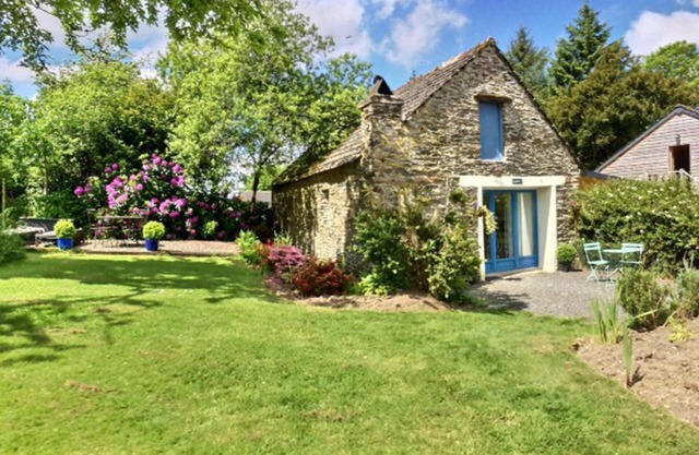 Cosy couples' studio gîte in the heart of the Monts D'Arrée with heated pool