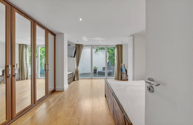 Cosy Getaway Mews House With Character, Patio & Free Parking in Maida Hill