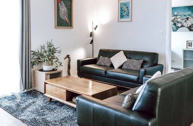 Cosy House, Close to Town with Views of the Bay