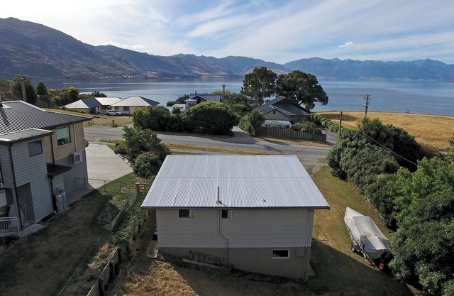 Cosy Kiwi Bach with lake views | Close to ski fields | 1 minute walk to the lake
