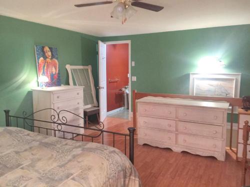 Cosy lakeside chalet in Mashteuiatsh with jacuzzi