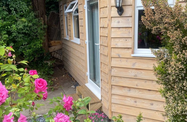 Cosy leafy cabin near city centre. Free parking