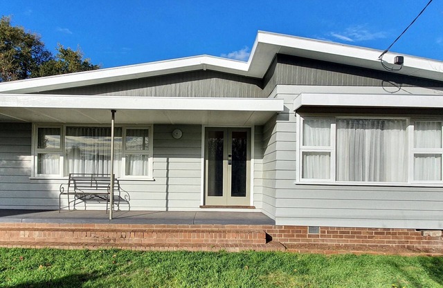 Cosy Mid-Century home, Central, Off Street Parking and Fur Baby Friendly