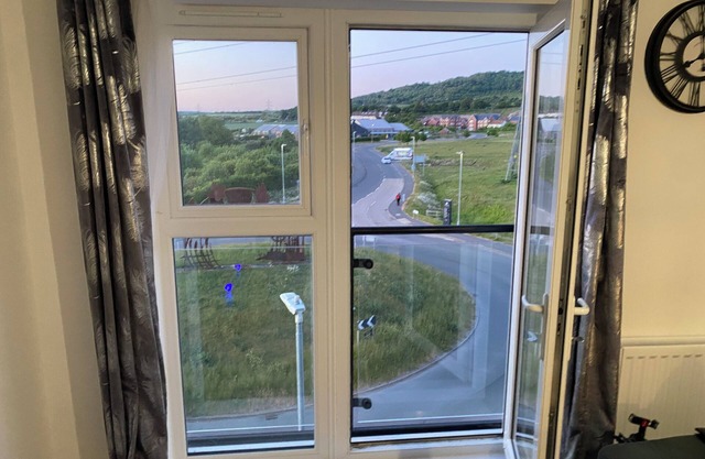 COSY NEW BUILD TOP FLOOR APARTMENT OVERSEEING FIELDS IN KENT, FAMILY-FRIENDLY!