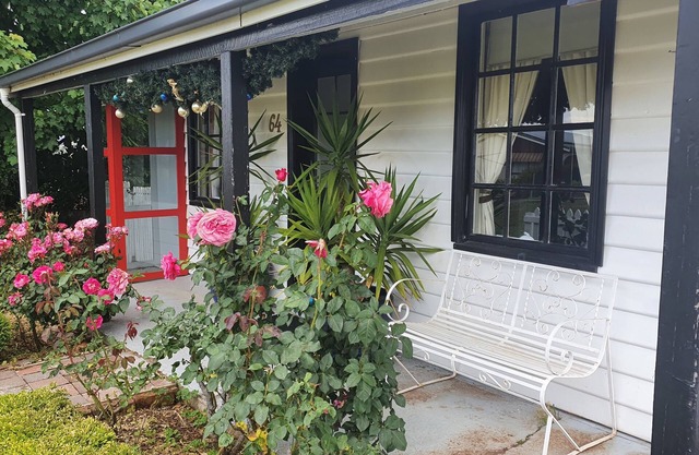 Cosy Original Miners Cottage - Magnificent views of the Great Western Tiers