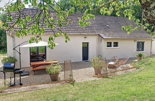 Cosy Retreat in Prestigious Forest: 3BR Home, Terrace, BBQ, Near Lake & Hiking