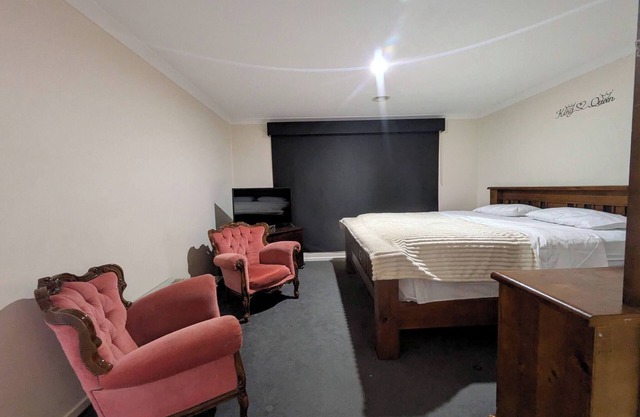 Cosy Spacious Hill Holiday Home