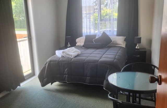 Cosy studio walking distance to shops rails. 45 minutes from the city