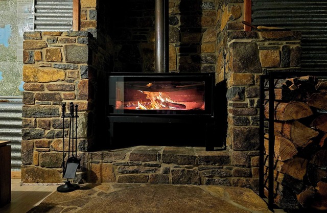 Cosy water view cabin in amongst the pristene wilderness of Central Highlands