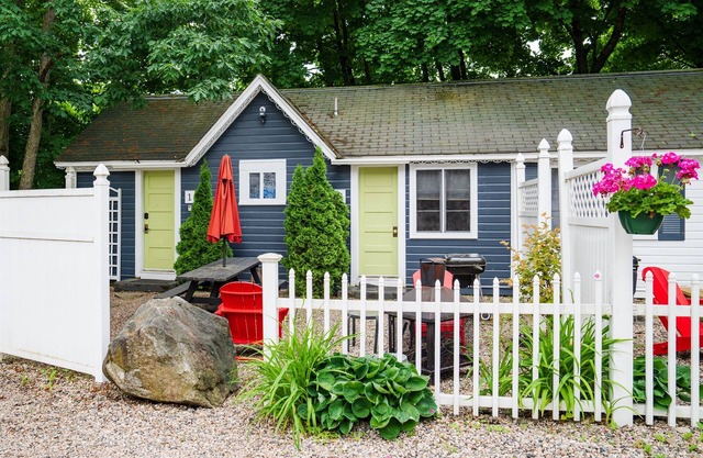 Cottage 1-2 - Year Round Pet Friendly - 2 Bedroom/1 Bath End Unit