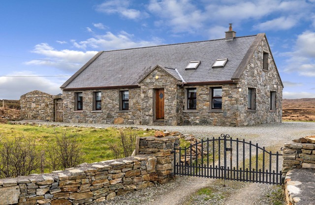 Cottage 118 - Cleggan - sleeps 7 guests in 3 bedrooms
